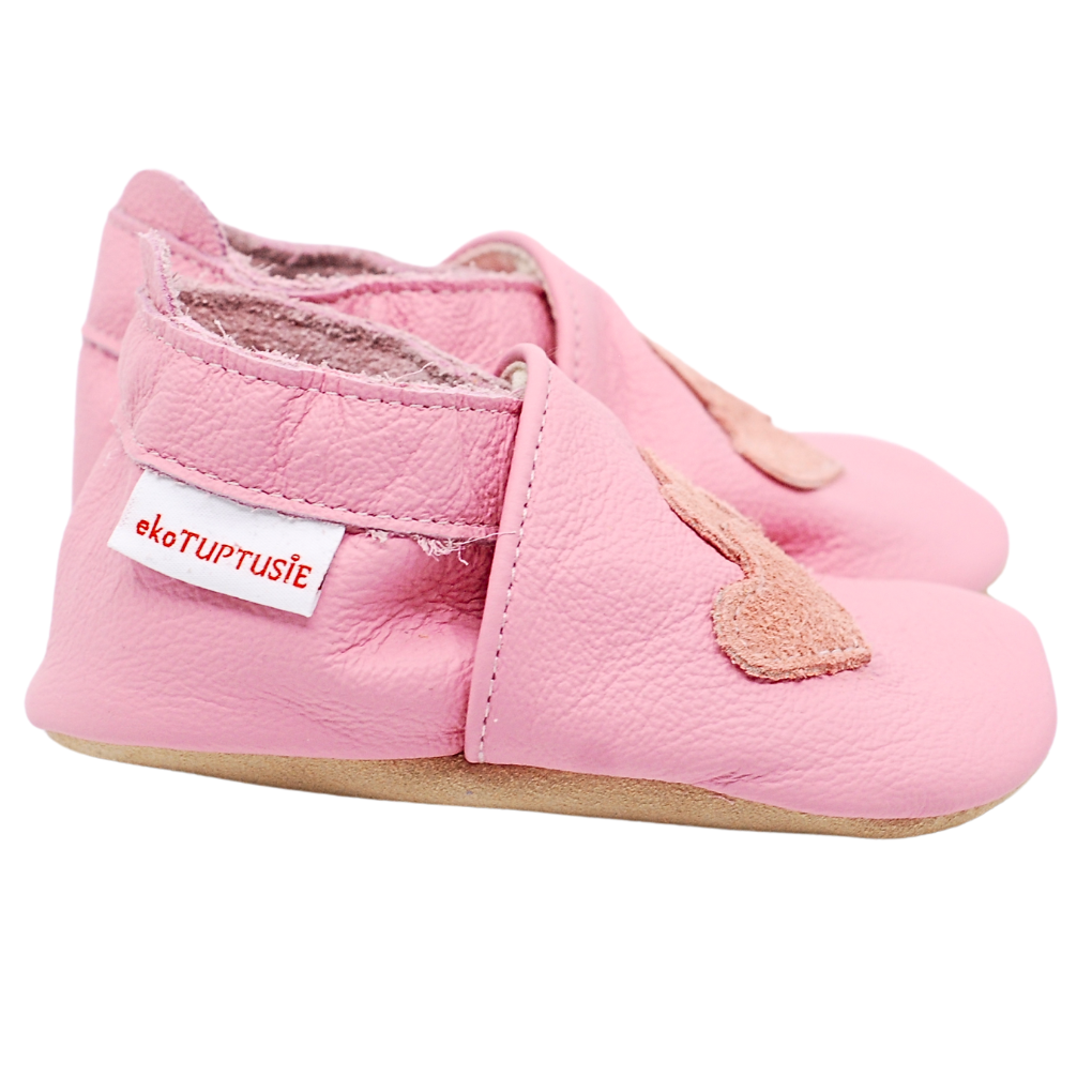 Barefoot-kapcie-dziecięce-ekoTuptusie-jasny-róż-serduszka-3.png
